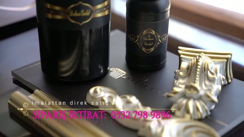 Solvent bazlı boya kutuları, süsleme örneklerinin arkasında birlikte sunuluyor.