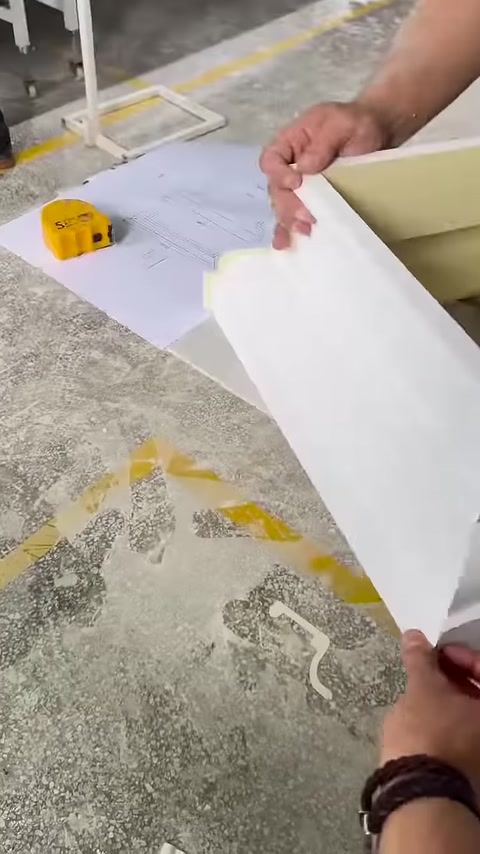 Beyaz sövenin 45 derecelik köşe kesimi tezgâhta inceleniyor