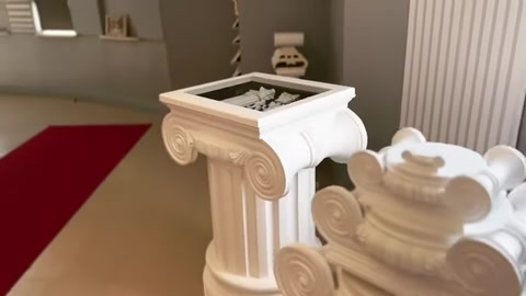 Kare tablalı ve volütlü iki sütun başlığı yan yana görülüyor