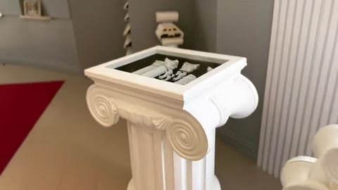 Kare üst tablalı sütun başlığının iç bölümü yakından görülüyor