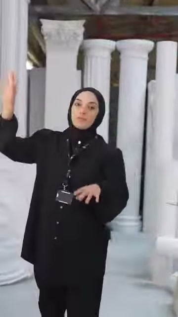 Video, atölyedeki dekoratif poliüretan sütun çeşitlerinin genel sunumunu gösteriyor