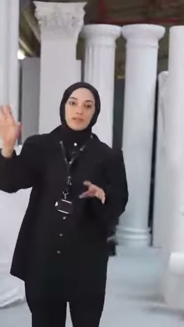 Sunucu, arkasındaki klasik sütun modellerini eliyle işaret ederek tanıtıyor