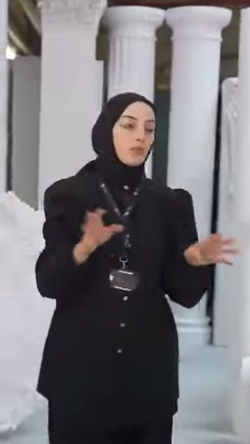 Beyaz yivli sütunlar, sunucunun arkasında farklı başlıklarla sıralanıyor
