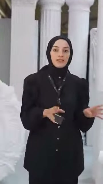 Sunucu, atölye zeminindeki sütun çeşitleri önünde açıklama yapıyor