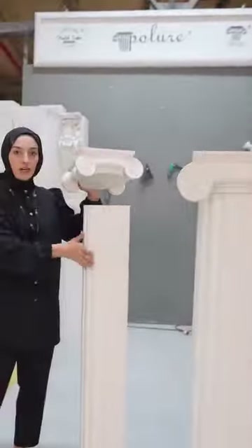 Kare gövdeli parça, klasik başlıklı sütunun önünde dikey konumlanıyor