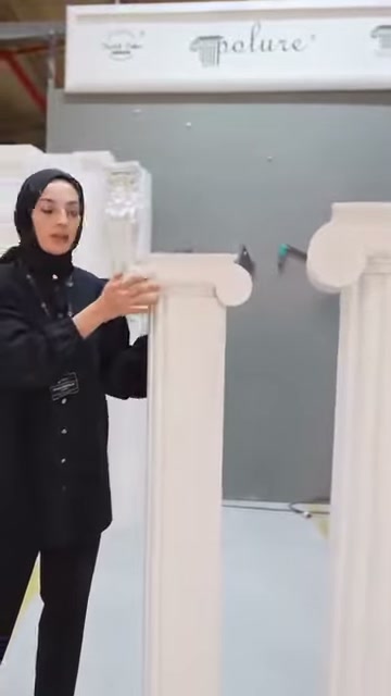 Sunucu, köşeli sütun başlığının üst kenarını eliyle inceliyor