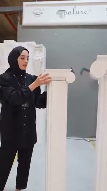 Dikdörtgen gövde ve katmanlı başlık, sunucunun yanında yakından görülüyor