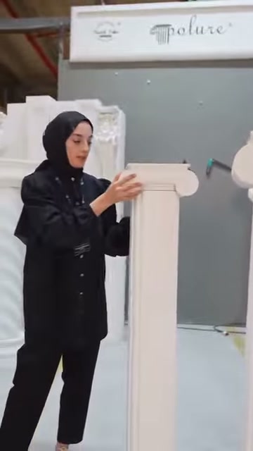 Sunucu, köşeli sütun modelinin birleşim noktasına eliyle dokunuyor