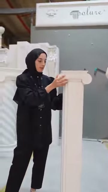 Kare kesitli sütunun başlık profili, sunucu tarafından önden gösteriliyor