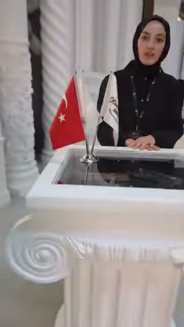 Bayrakların bulunduğu sehpa, yivli ön yüzüyle atölyede sergileniyor