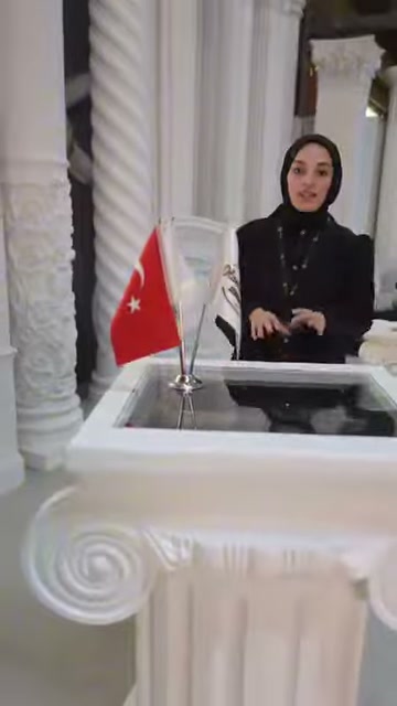 Kıvrımlı köşe motifli sehpa ve arka sütunlar birlikte görülüyor