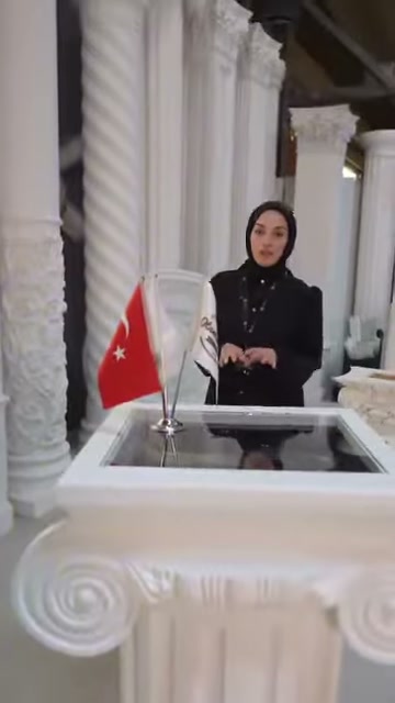 Dekoratif sehpanın volütlü köşeleri, sütunlu atölye düzeninde öne çıkıyor