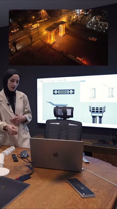 Sunucu, masa başında dizüstü bilgisayardaki giriş projesini inceliyor.