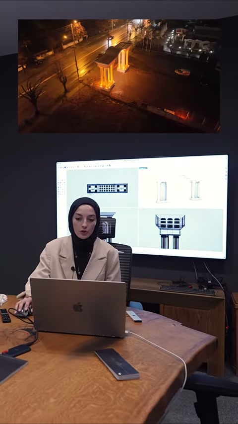 Sunucu, dizüstü bilgisayar üzerinden dekoratif giriş modelini kontrol ediyor.
