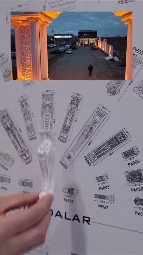Sunucu, oyma görünümlü parçayı ürün kodlarının yer aldığı panoda tutuyor.