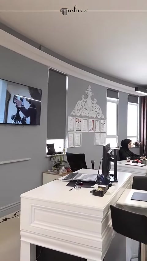Dekoratif çıtalar ve sütun detaylarıyla düzenlenmiş modern showroom alanı