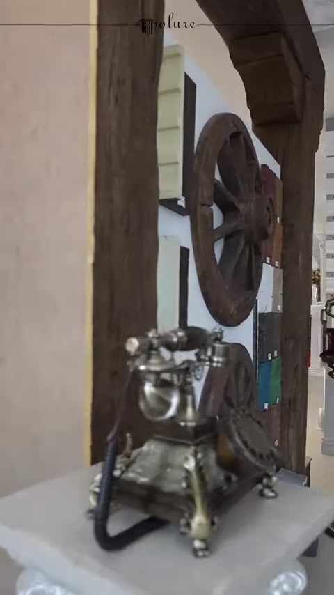 Showroom girişinde metal dekor ve ahşap çark ayrıntısı görülüyor