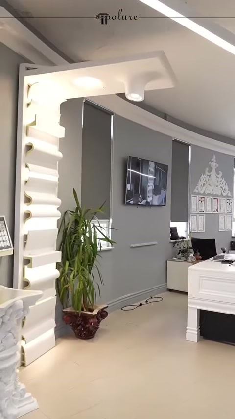Beyaz tavan profilleriyle çevrelenen modern ofis bölümü sergileniyor