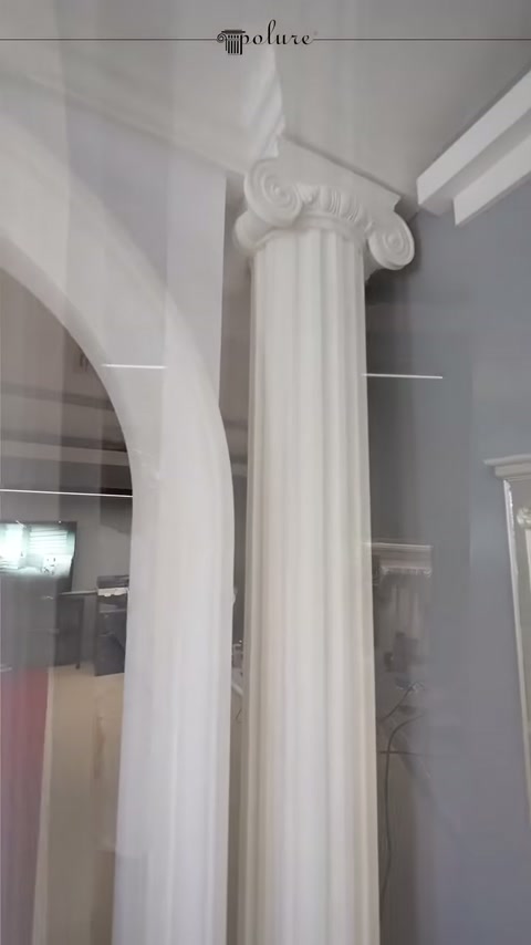 Volüt bezemeli başlık, yivli sütun ve kemer bağlantısı sergileniyor