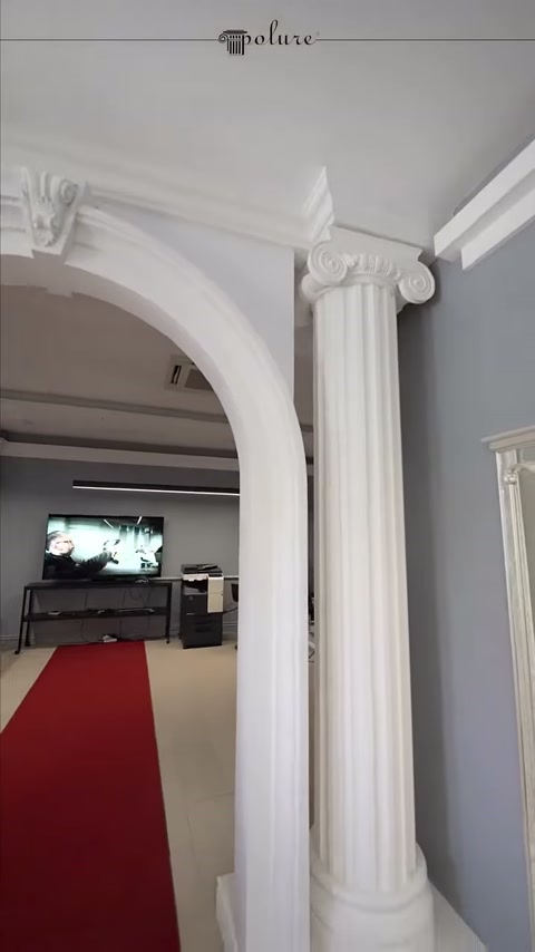 Kemer açıklığının iki yanındaki klasik başlıklı sütunlar görüntüleniyor