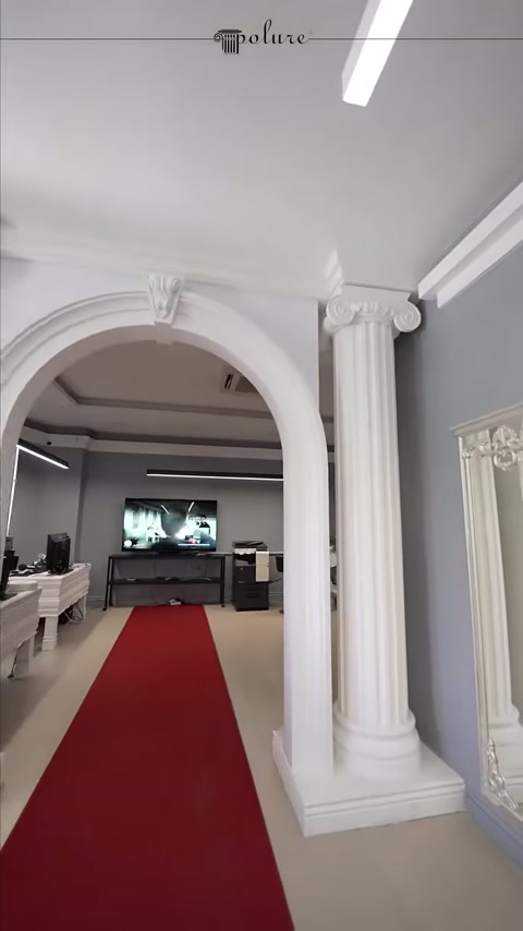 Simetrik sütunlar ve kavisli kemer showroom girişinde sergileniyor