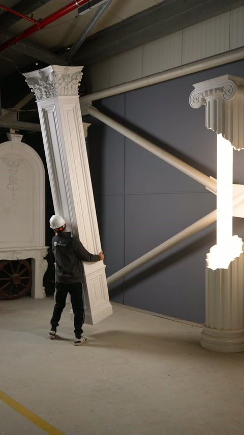 Uzun yivli pilaster atölyede zeminden kaldırılarak yana doğru yatırılıyor
