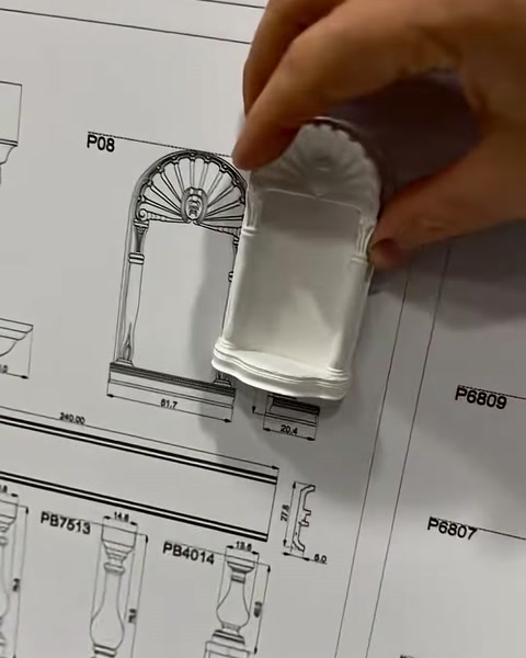 Dekoratif mimari profil numunesi katalog çizimi üzerinde karşılaştırılıyor