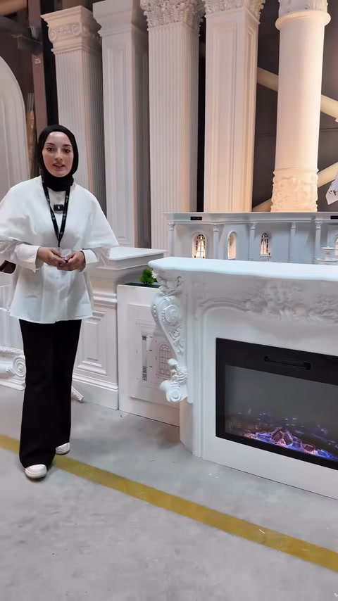 Sunucu dekoratif şömineyi ve çevredeki sütun modellerini tanıtıyor
