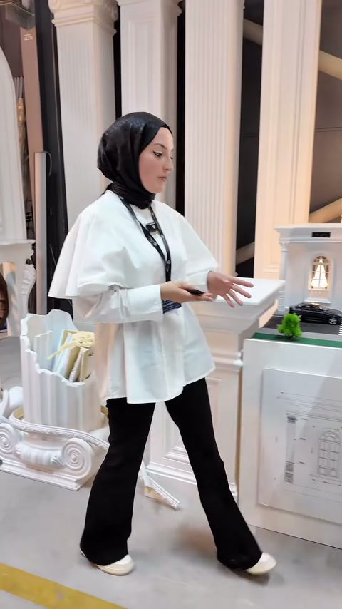 Sunucu işlemeli şömine çerçevesinin yanında ürün detaylarını anlatıyor