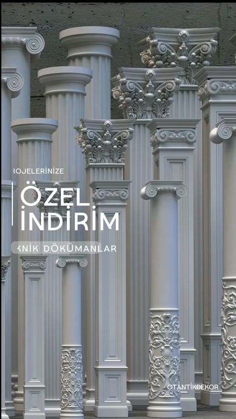 Farklı yüksekliklerdeki dekoratif sütunlar, işlemeli kaide ve başlıklarla sergileniyor.