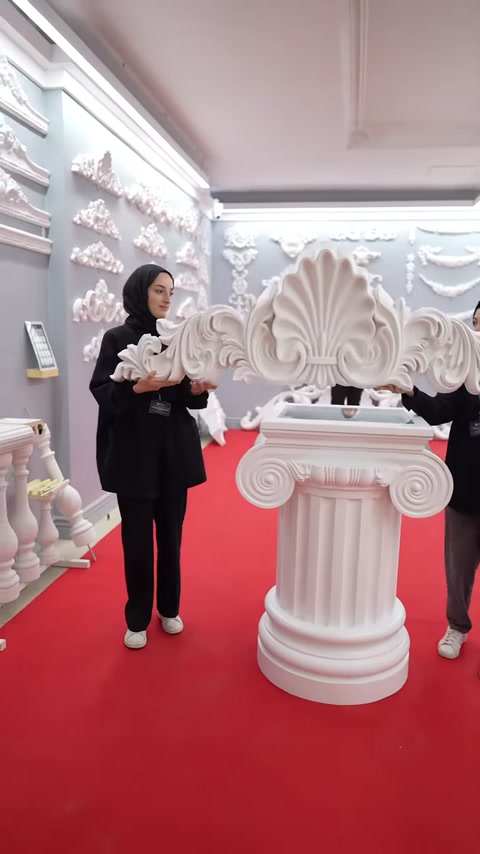Kıvrımlı yaprak motifli taç pediment yivli sütun üzerinde sergileniyor
