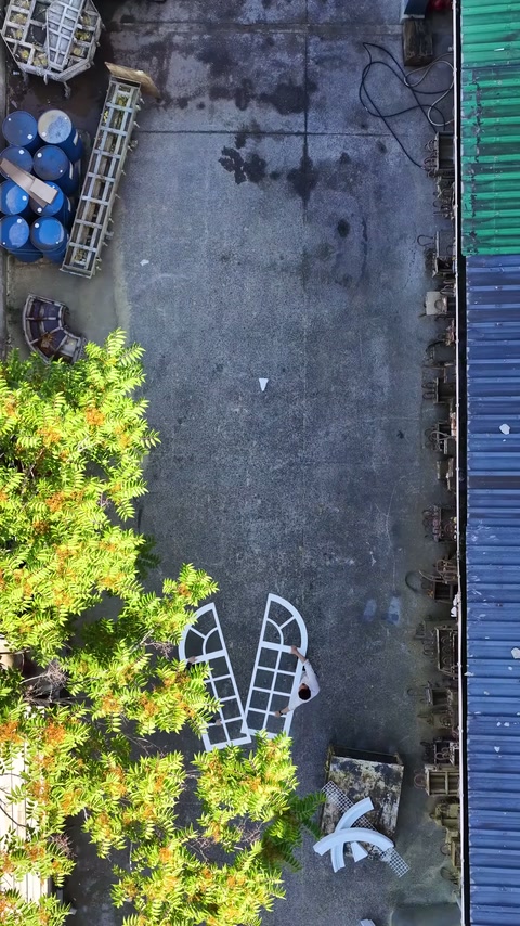 Atölye zemininde kemerli pencere iskeleti ve söve elemanları hazırlanıyor