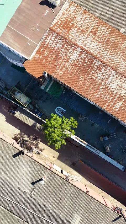 Üretim tesisi çatısı ve avludaki pencere düzeni havadan izleniyor