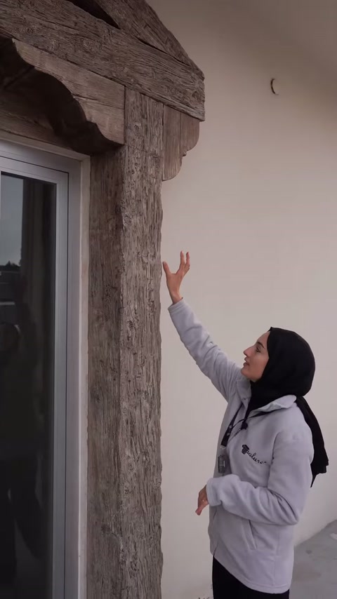 Dış cephede pencere yanındaki rustik dikey kiriş uygulaması gösteriliyor