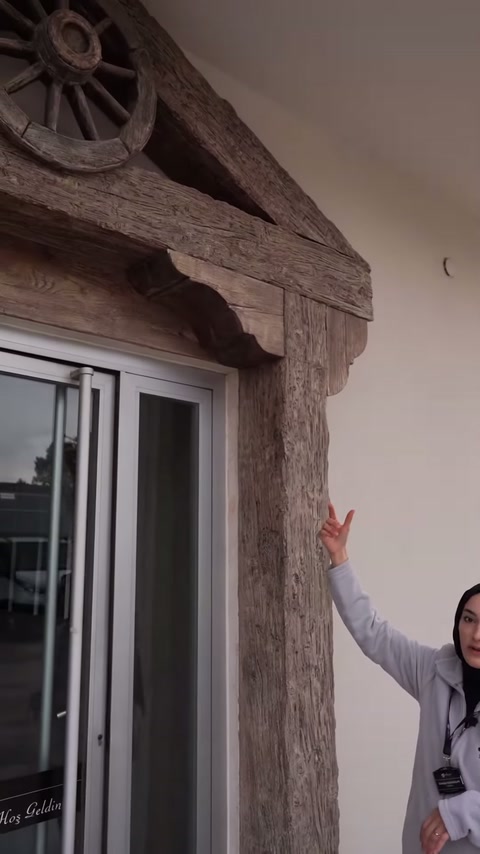 Cephe uygulamasında pencereyi çevreleyen dekoratif kirişler yakından görülüyor