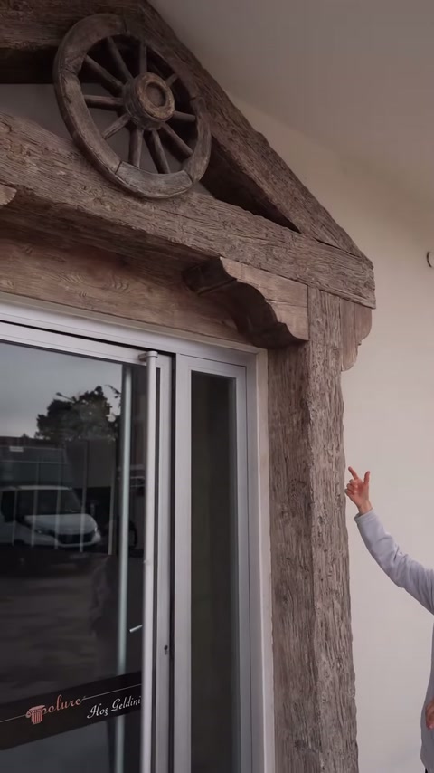 Sunucu, pencere üzerindeki rustik yatay kiriş bölümünü gösteriyor