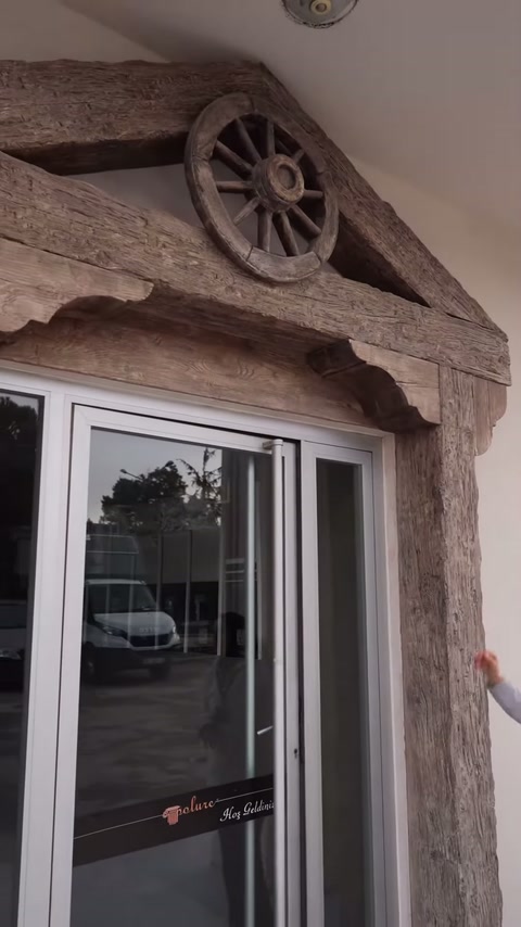 Üçgen alınlıkta mertekler ve teker süslemesi birlikte sergileniyor