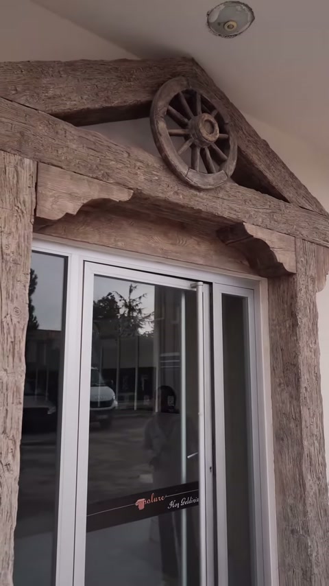 Pencere üstü kirişlerin kesişimi ve merkezdeki teker görülüyor