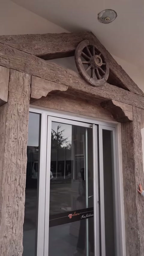 Dış cephede üçgen kiriş düzeninin ahşap dokusu yakından inceleniyor