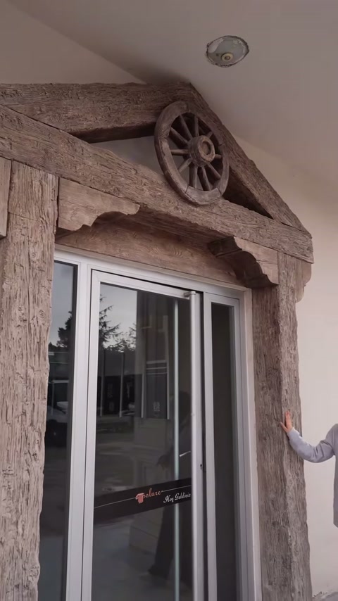 Pencere çevresi dikmeler ve üst alınlık uygulamasıyla tamamlanıyor
