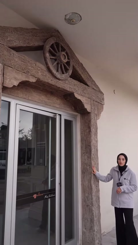 Sunucu, cephedeki kiriş kompozisyonunun yan detayını işaret ediyor