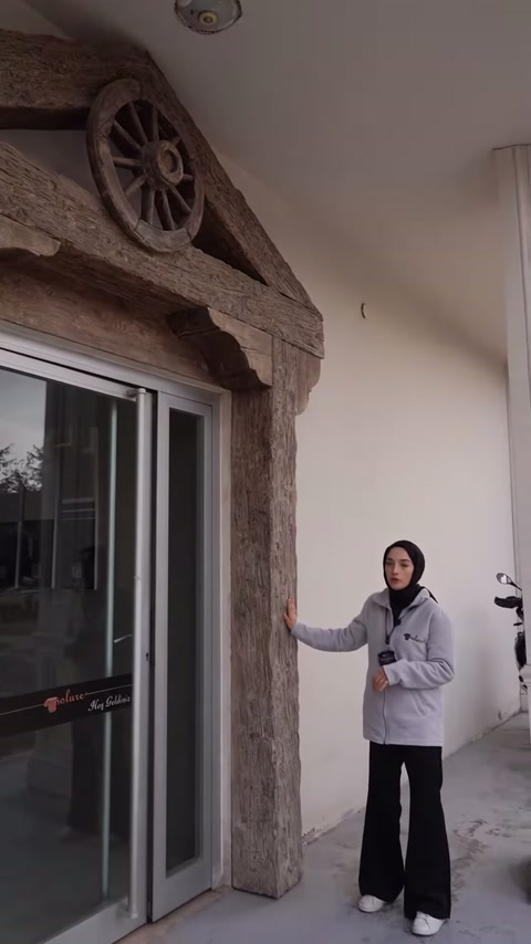 Geniş açıdan pencere çevresindeki rustik cephe süslemesi tanıtılıyor