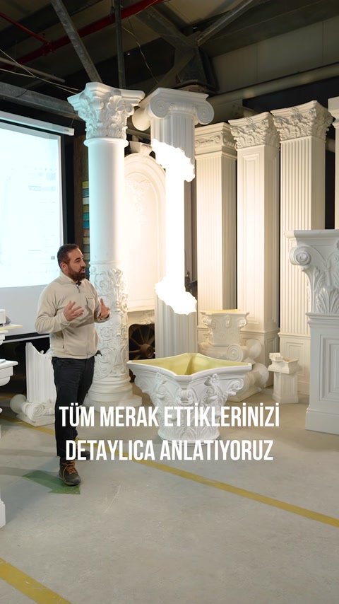 Showroom genelinde farklı sütunlar, pilasterler ve başlıklar birlikte görülüyor.