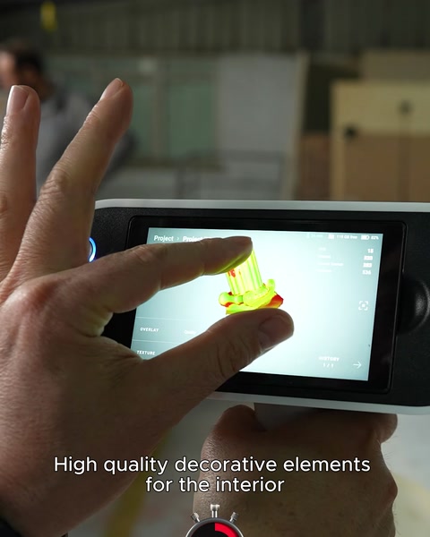 Elde tutulan telefon ekraninda 3D tarama modeli goruntuleniyor