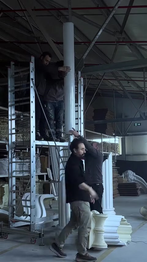 Ustalar uzun sütun parçalarını dik konumda birleştiriyor
