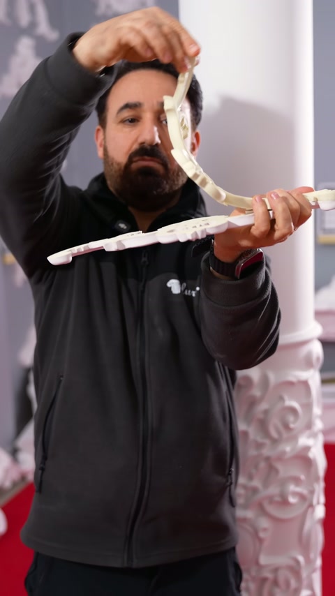 Uzun aplik kolu yukarı kıvrılırken orta bölüm yatay tutuluyor.